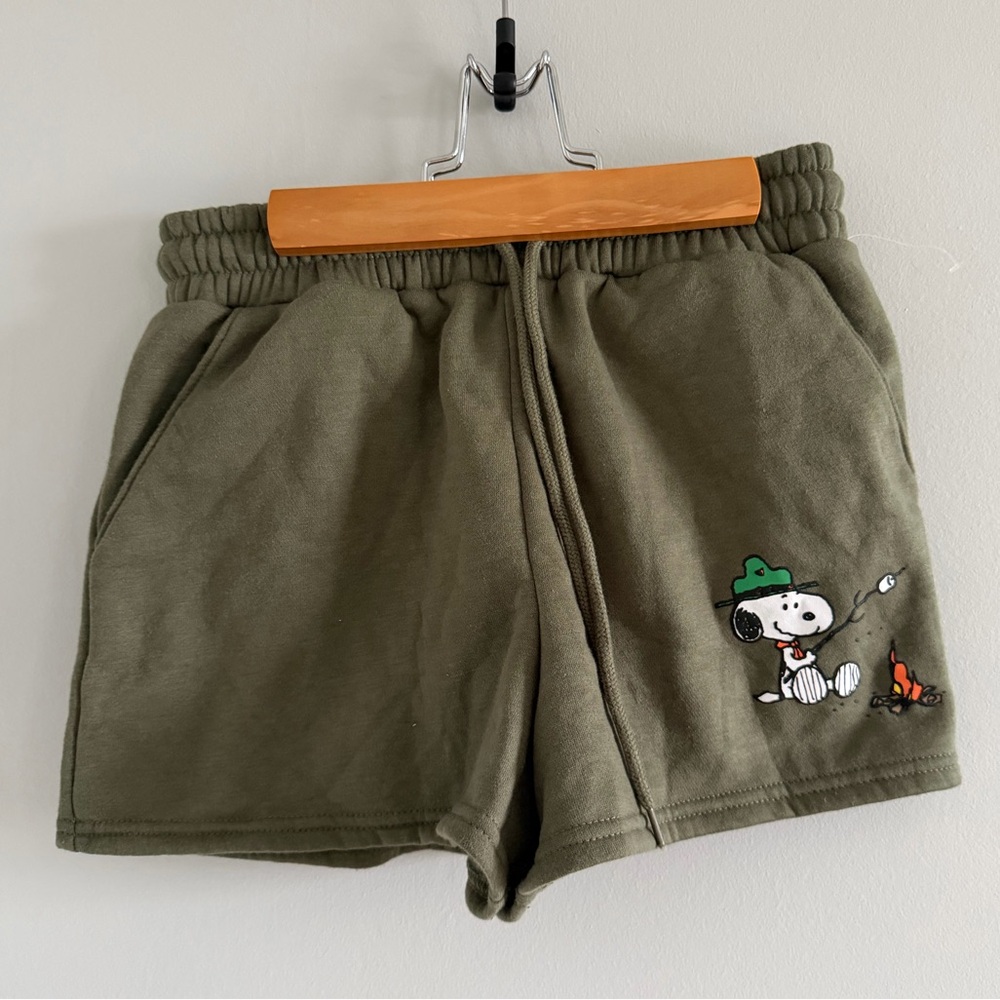 Aero Camp Snoopy Campfire Fleece Shorts - Picture 2 of 4